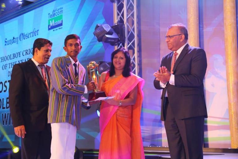  Piyumal Sinhawansa (St.Anne’s college,Kurunegala) receiving the Most Popular Schoolboy Cricketer of the Year Div 2